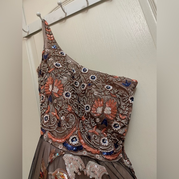 Beautiful sequins gown for reception or evening wear - Picture 3 of 4